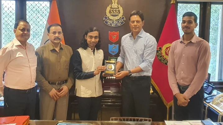 The Director General of the Sashastra Seema Bal, India, agreed to give… — Photograph 2